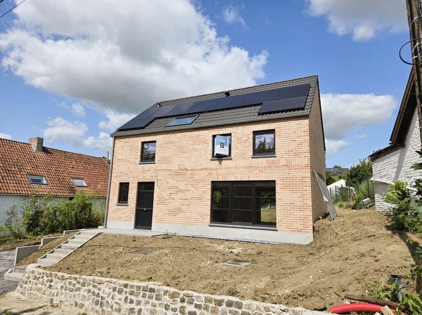 Située dans une ruelle sans passage, dans le charmant village de Dongelbert, cette maison neuve construite sur un terrain de 650 m² vous séduira pas s