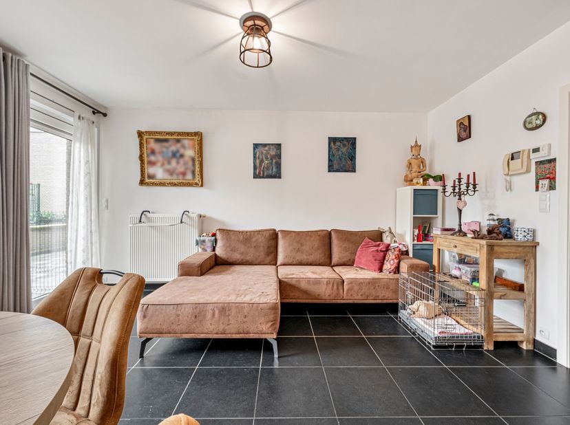 Op een steenworp van de dorpskern van Boezinge vinden we dit recent en verzorgd éénslaapkamer appartement.<br />
Troeven:<br />
Rustige ligging<br />