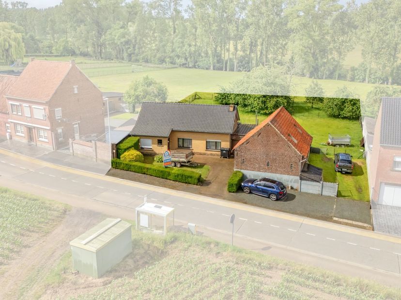 Op een prachtige landelijke ligging in Aspelare bevindt zich deze gelijkvloerse woning boordevol potentieel op een ruim perceel van 20 a 20 ca met ope