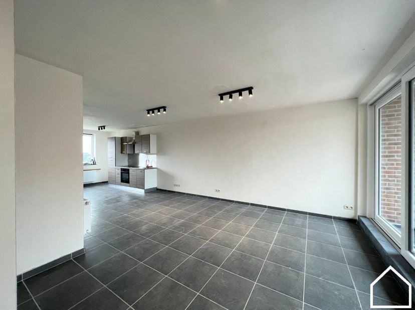 Deze volledig instapklare nieuwbouwwoning (bel-etage) is rustig gelegen in Geluveld en biedt alle comfort voor wie op zoek is naar een moderne en ener