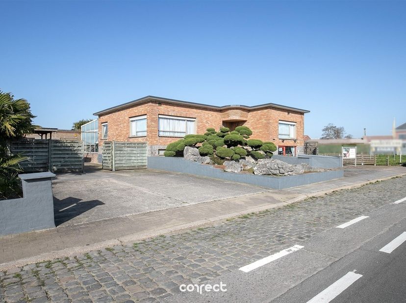 Karaktervolle alleenstaande woning met loods  op 1.046 m² – wonen met ruimte en mogelijkheden in Beerst.<br />
<br />
STARTPRIJS: Elk bod boven deze