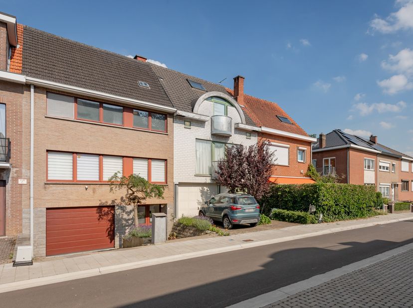 De woning in Heverlee biedt een uitzonderlijk ruime gesloten bebouwing op een absolute toplocatie, waar comfort en potentieel samenkomen. Met 255 m² b