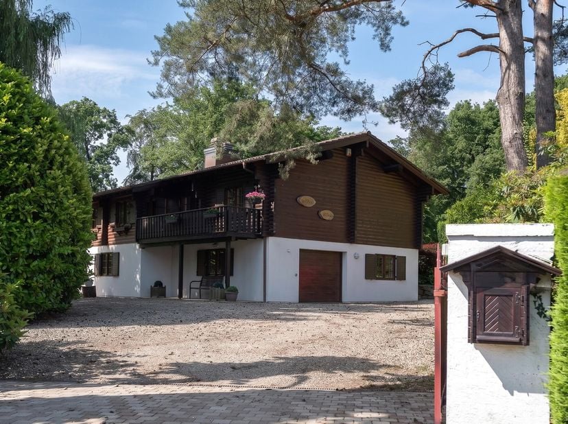 À Saint-Denis (Mons), dans un environnement résidentiel paisible de près de 1,6 hectares entouré de bois et de plans d'eau, ce chalet construit en 198