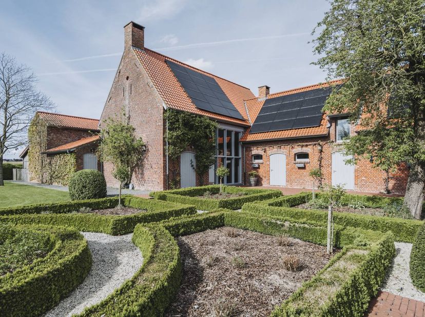 Uitzonderlijk landhuis te koop in Heuvelland. Deze magnifieke eigendom is idyllisch gelegen op 1 hectare tussen de de Vlaamse heuvels. De volledige ei