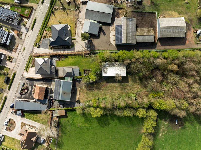 Open bebouwing met ruim werkatelier en loods op 5722 m²<br />
Dankzij de royale perceeloppervlakte van 5722 m² geniet u hier van een unieke combinatie