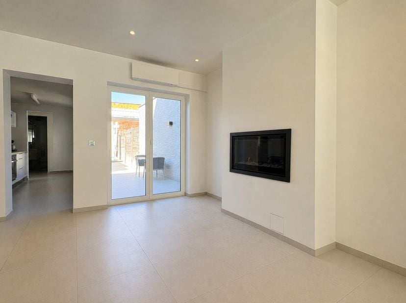 Welkom in deze volledig gerenoveerde woning (EPC B) met 3 slaapkamers op wandelafstand van Kortrijk-centrum, met een zonnig tuinterras. Mogelijkheid t