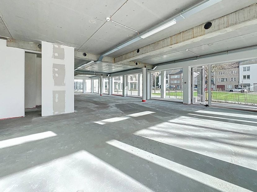 In het prestigieuze nieuwbouwproject Groenloo, gelegen op de voormalige Kodaksite in Vilvoorde, bieden wij nog 5 moderne kantoorruimtes te koop aan. D