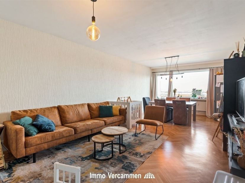 Ruim appartement met 2 slaapkamers, gelegen op de stadsrand van Mechelen.<br />
Dit appartement is uitermate goed gelegen, op wandelafstand van het ce