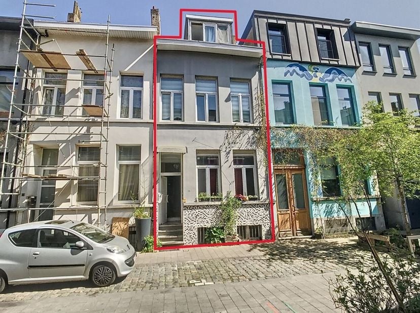 Huis te koop met 3 slaapkamers in Antwerpen<br />
 Ligging: Ontdek deze op te frissen woning in de Klipstraat, een doodlopende straat in de gezellige