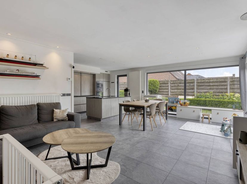 Dit alleenstaand huis in de Rietbeekstraat te Oostrozebeke (bouwjaar 1973, renovatie 2013) ligt in een rustige, kindvriendelijke buurt nabij winkels,