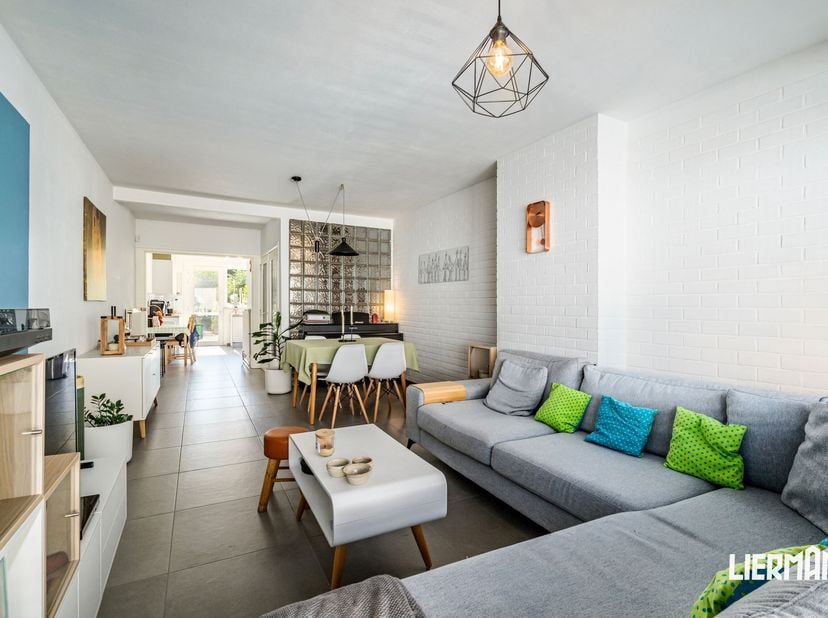 - Verkocht op eerste bezoekdag -<br />
Op wandelafstand van de Markt van Herzele bieden wij u deze nagenoeg volledig gerenoveerde woning aan. Een bijz