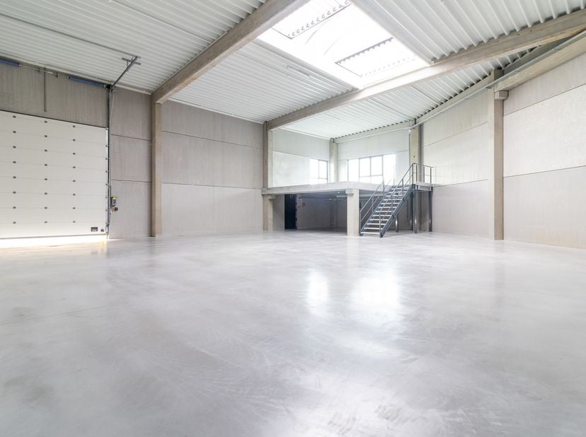 OPPORTUNITE UNIQUE POUR VOTRE ENTREPRISE <br />
Nouvelle construction offrant un espace de 314 m² avec 271m² au sol et 43m² en mezzanine<br />
LOCALIS