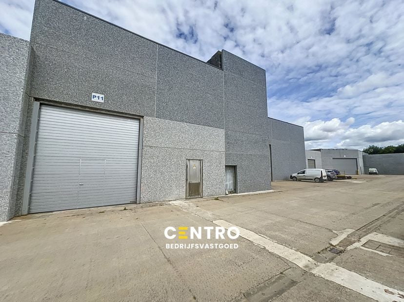 Benadererende OPPERVLAKTEN:<br />
Constructie - bewoonbare oppervlakten<br />
Magazijn: &amp;nbsp;250 m²<br />
Parking voor de loods<br />
<br />
INDELING