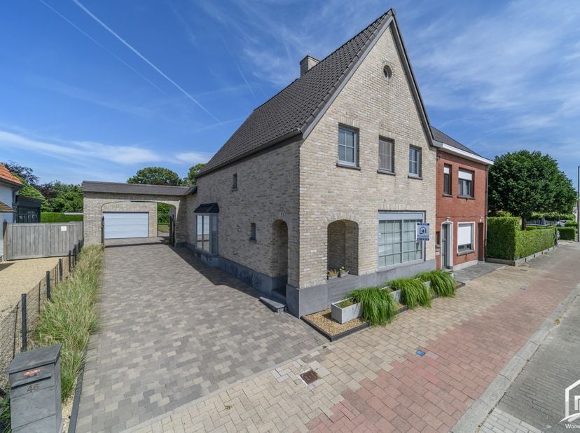 KIJKDAG ZATERDAG 18/07/2026 VAN 11u30 TOT 13u30 - NA AFSPRAAK!&amp;nbsp;&amp;nbsp;Op zoek naar een mooie, halfopen bebouwing met aangrenzende oprit en ruime g