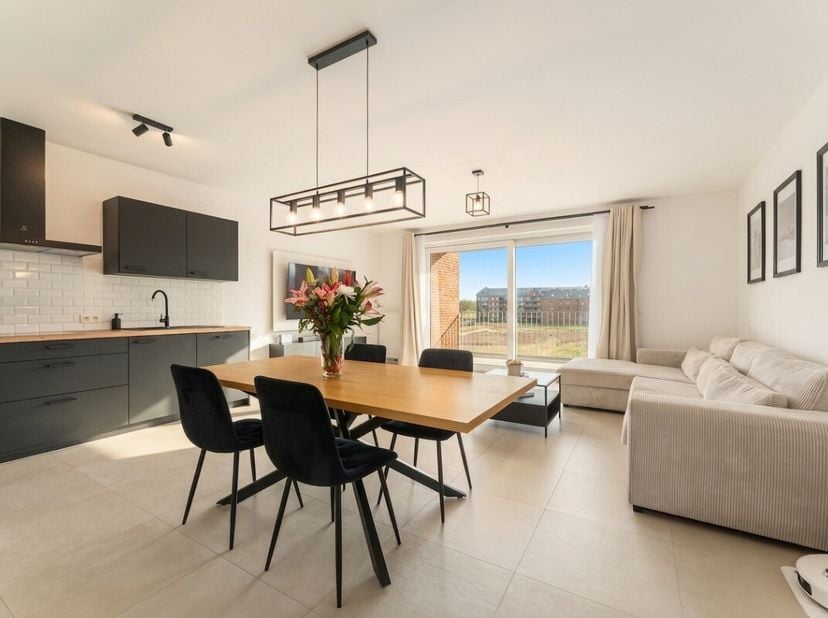 Appartement moderne à Tournai avec terrasse spacieuse et confort contemporain. Cet appartement neuf construit en 2025 propose une disposition fonction