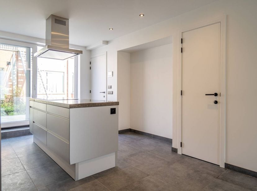 INDELING: <br />
<br />
GELIJKVLOERS:<br />
- inkomhal met gastentoilet <br />
- lichtrijke leefruimte met open keuken (30m²) <br />
- praktische berg