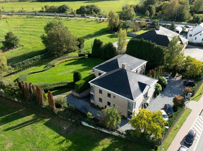 Deze uitzonderlijke woning biedt een perfecte combinatie van ruimte, comfort en moderne afwerking. Met een indrukwekkende woonoppervlakte van 660 m² i