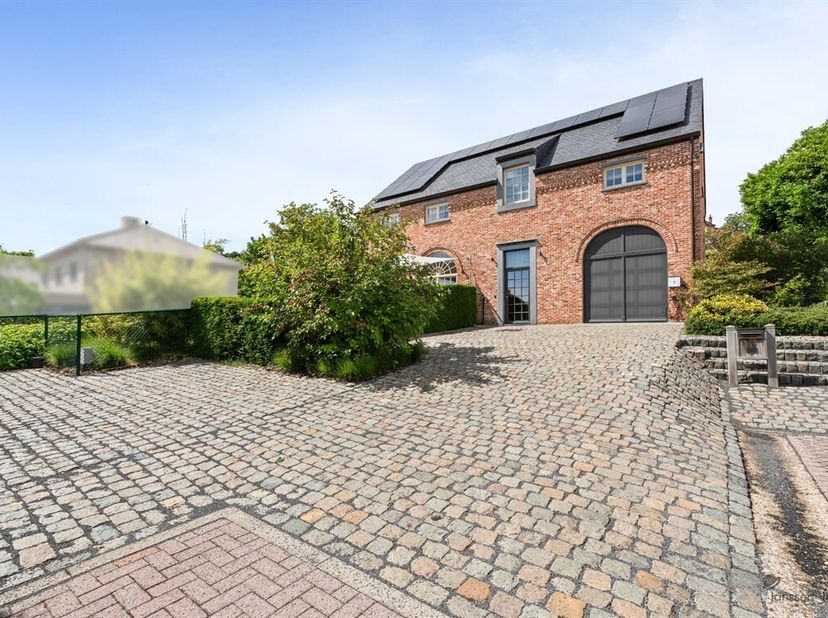 Ruime villa met 4 slaapkamers in Linden.<br />
Op een gunstige locatie op het einde van een rustige doodlopende straat vindt u deze uitstekend onderho