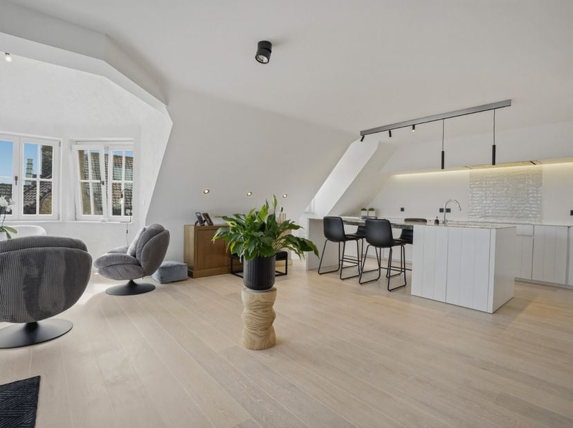 Instapklaar duplexappartement (125 m²) met zicht op de kaai in Nieuwpoort-Stad<br />
Bent u op zoek naar een luxueuze uitvalsbasis in het hart van Nie