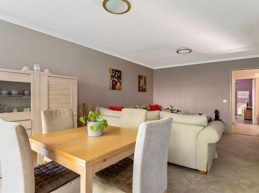 Gelijkvloers appartement met 3 slaapkamers en garage!<br />
Ligging:<br />
Dit gezellige gelijkvloers appartement is gelegen op een centrale locatie,