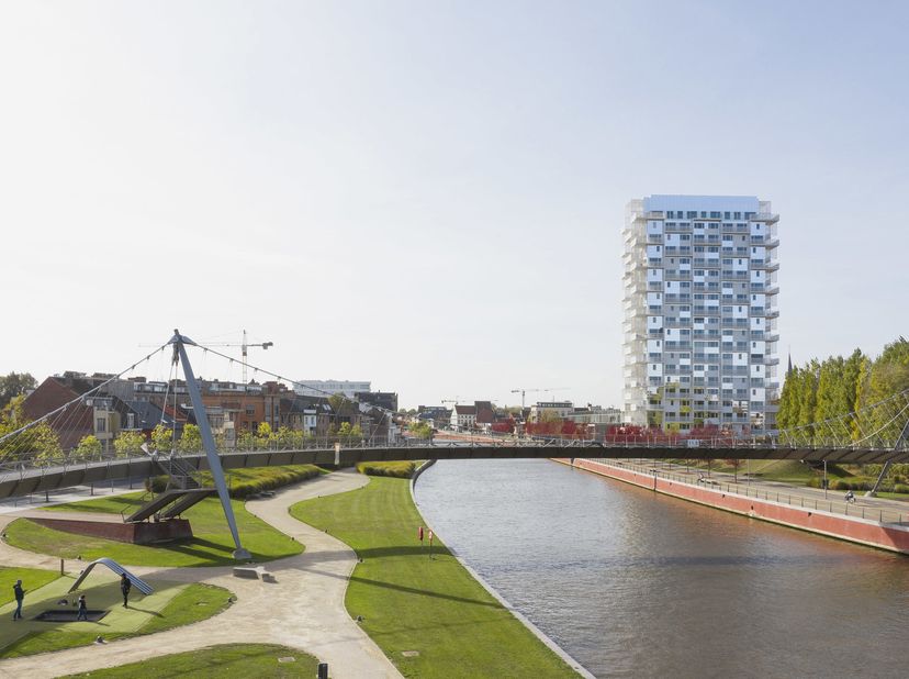 In Residentie “K-Tower”, op een absolute topligging aan de Diksmuidekaai, bevindt zich dit uitzonderlijke appartement op een van de hoogste verdieping