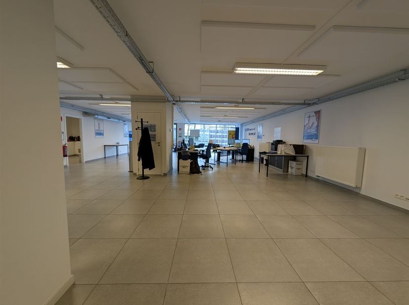 Ruime kantoorruimte op centrale locatie in Mortsel<br />
<br />
 Ligging: Gunstig gelegen op de Antwerpsestraat te Mortsel. Het heeft een erg goede