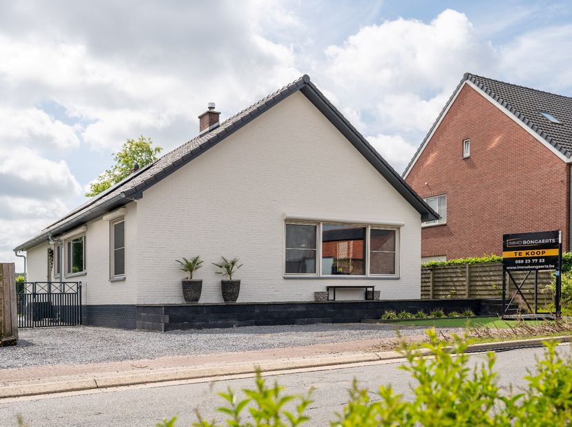 In Opitter bevindt zich deze instapklare en volledig gerenoveerde gezinswoning op een perceel van maar liefst 10a 50ca. Hier geniet u van rust, ruimte