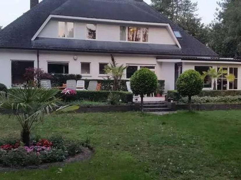 Nous vous proposons une superbe villa de 6 chambres ainsi qu'une salle de travail/étude séparée, idéalement située à Beerse à proximité de grandes ent