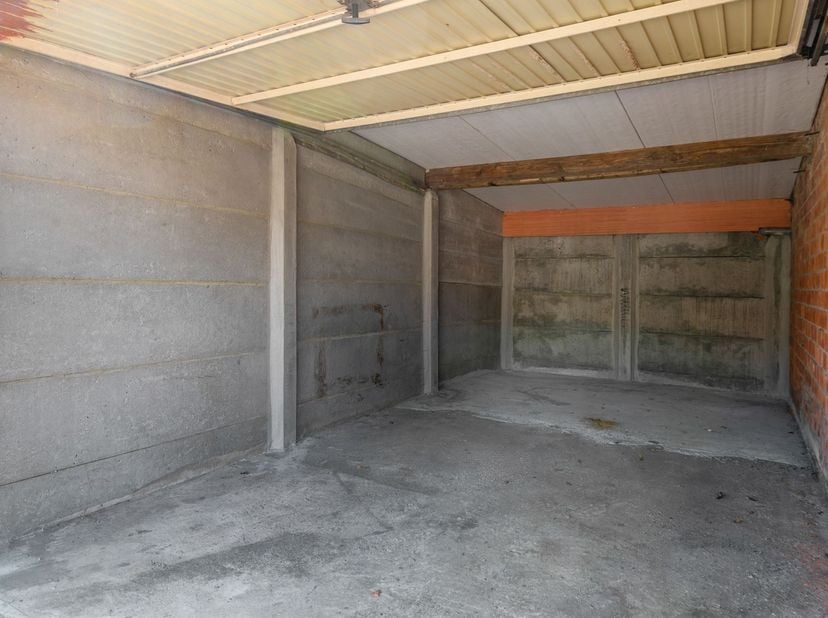 Vous recherchez un investissement intéressant dans un emplacement exceptionnel ? Ce complexe de 16 garages est situé dans un quartier prisé et facilem