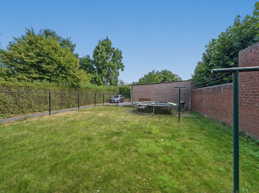 Bent u op zoek naar een appartement waar u ook kunt genieten van een eigen buitenruimte? Dan is dit gelijkvloers appartement in Oudenburg zeker een be