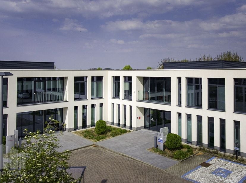 Kantoor van 1.054&amp;nbsp;m² te huur nabij de Leuvensesteenweg te Zaventem.<br />
Uitstekend gelegen, vlakbij de Leuvensesteenweg en op slechts 2 km van