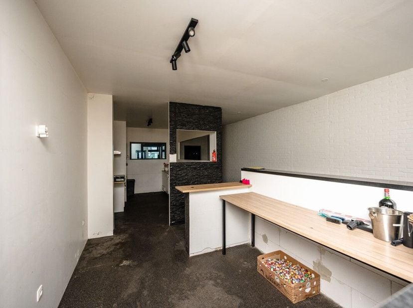 Perfect gelegen handelspand/horecaruimte in het centrum van Lommel.Ruime toonzaal/eetruimteSanitair is voorzien (dubbel toilet)Aparte toegang (achtera