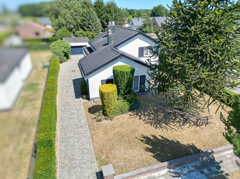 Deze uitstekend onderhouden en zeer mooie vrijstaande woning op een perceel van 798 m² combineert een ruime bewoonbare oppervlakte van maar liefst 213