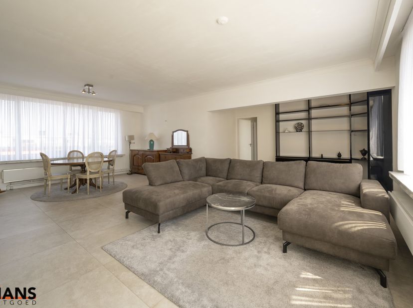 Gezellig, deels gerenoveerd appartement met ruim terras en garagebox.<br />
Dit appartement bevind zich op de bovenste verdieping van het gebouw.<br /