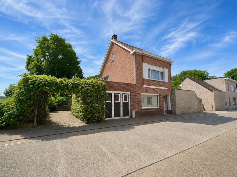 Op zoek naar een woning die u volledig naar eigen smaak kunt renoveren met tal van mogelijkheden? Dan is deze HOB in het landelijke Assenede zeker een
