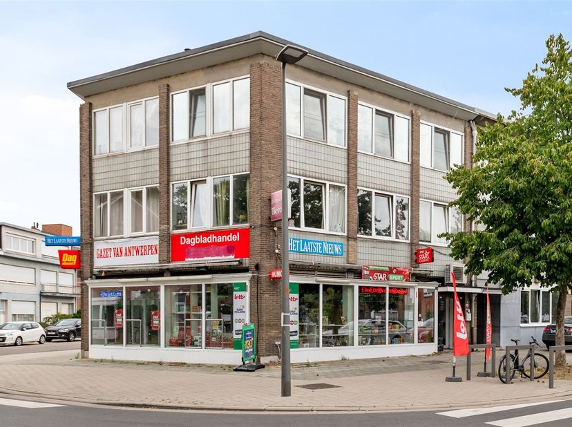 Appartement à rafraîchir dans le centre du village d'Ekeren.<br />
Très central, à distance de marche de la Veltwijcklaan et de la réserve naturelle