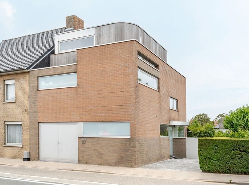 Unieke, strakke halfopen bebouwing met zuidgerichte tuin op toplocatie nabij het centrum van Roeselare.<br />
<br />
Op zoek naar een eigentijdse woni