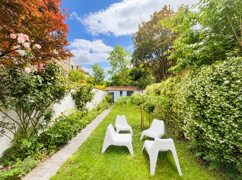 IXELLES, quartier du Châtelain, à proximité immédiate des commerces, restaurants et galeries d’art. Cette MAISON (5ch/1sdd/2sdb) unifamiliale avec jar