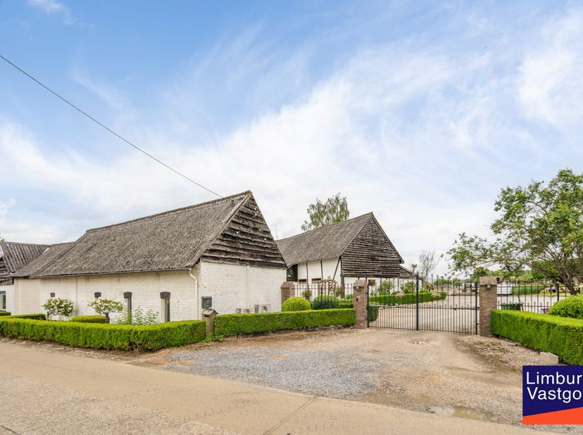 Authentieke hoeve op een perceel van ong. 47a te Sint-Lambrechts-Herk, gekend als voormalig  brasserie 'De Bourgondiër'. Het oude woonhuis ligt langs