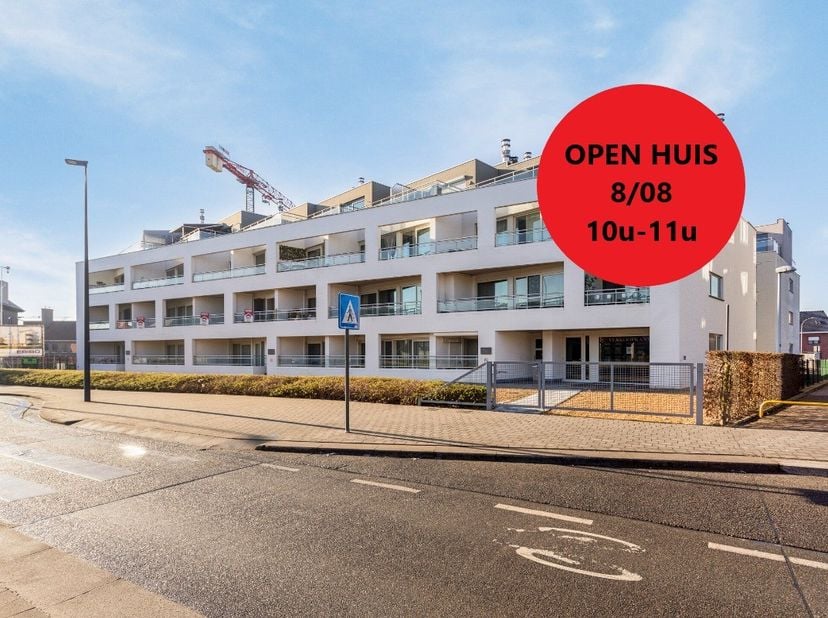 OPEN HUIS ZATERDAG 8/08 van 10u tot 11u.<br />
<br />
Het appartement beschikt over een lichtrijke leefruimte die naadloos aansluit op de open, volled