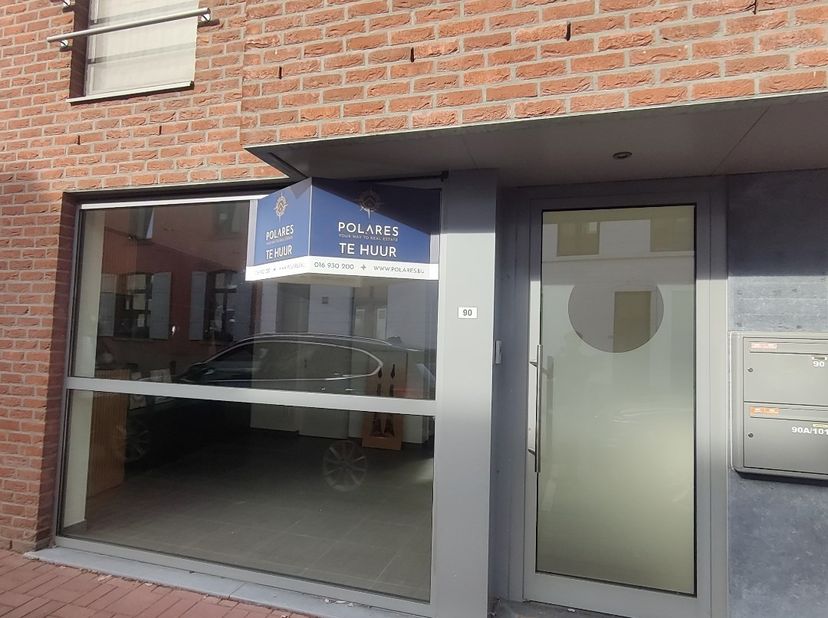Pal in het centrum van Herent kan je dit verzorgd pand terugvinden. Er zijn diverse mogelijkheden zoals een vrij beroep of een kantoorruimte.<br />
<b