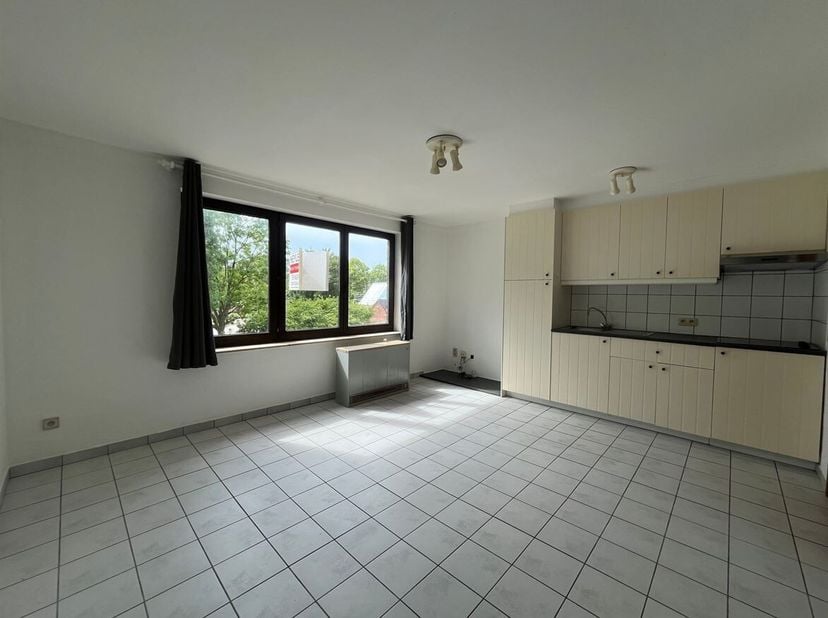 Studio prêt à emménager avec garage<br />
Situation : Situé le long de la Diestseweg, avec un accès facile au centre de Geel, aux communes environnant