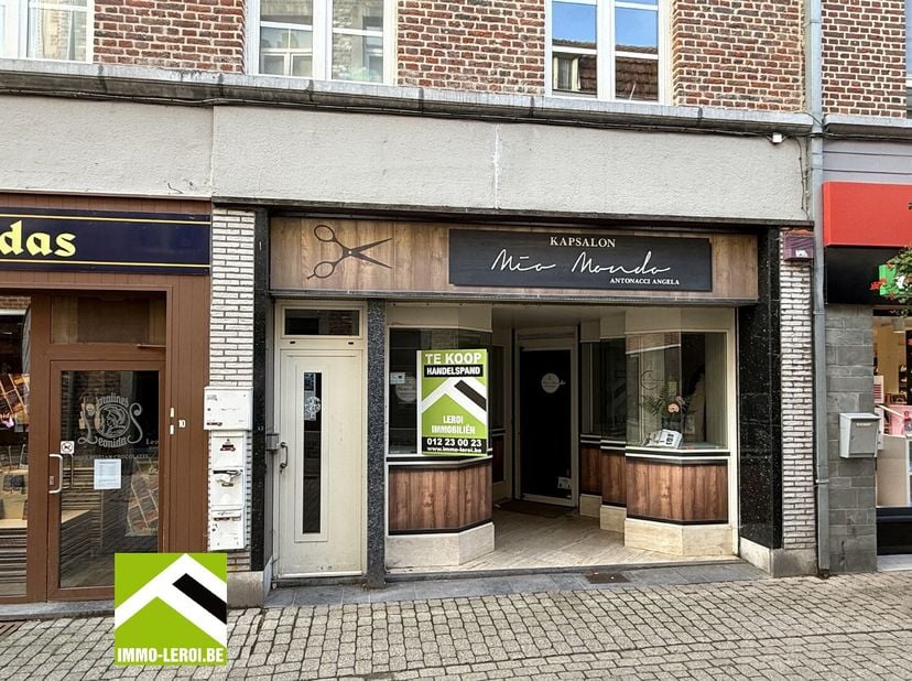 Bekijk dit pand rechtstreeks op de site van Immo Leroi: https://www.immo-leroi.be/pand/kopen-commerciele-winkel-winkelruimte-tongeren/7331608.<br />
D