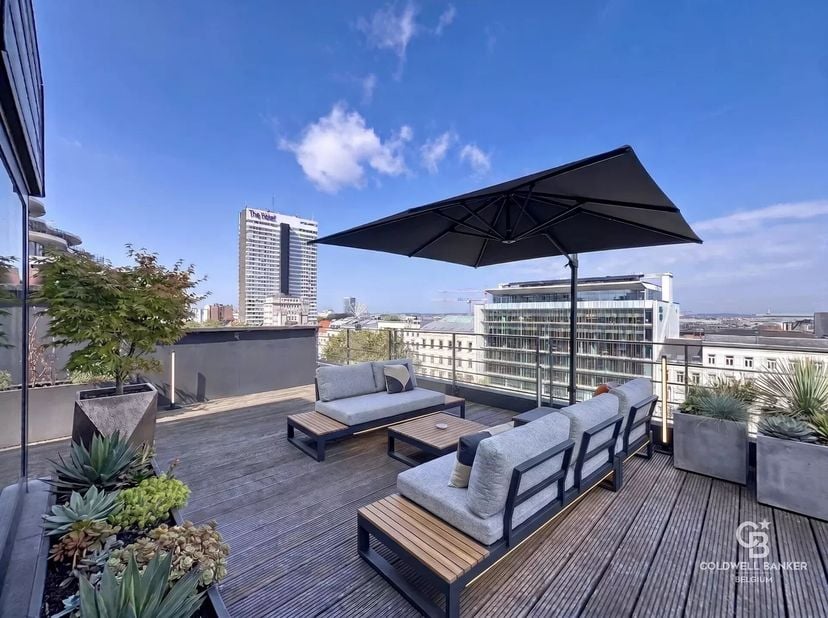 Zeer moderne omgekeerde duplex op de 3e verdieping van 4, met lift. Deze woning bestaat uit een hal (+-8 m²) met inbouwkasten, een slaapkamer (+-17 m²