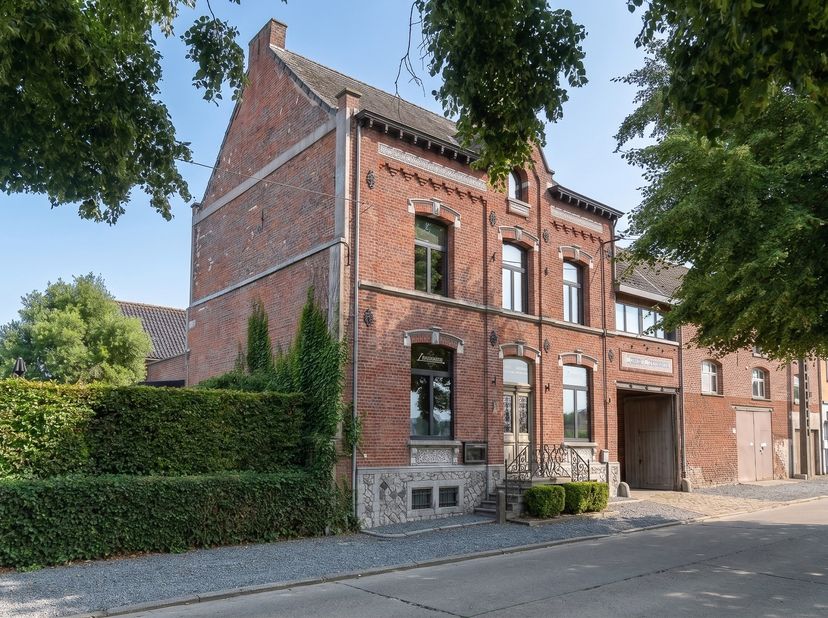In de onmiddellijke nabijheid van het centrum van Aat bevindt zich dit elegante herenhuis op een perceel van meer dan 20 are, dat volledig werd gereno