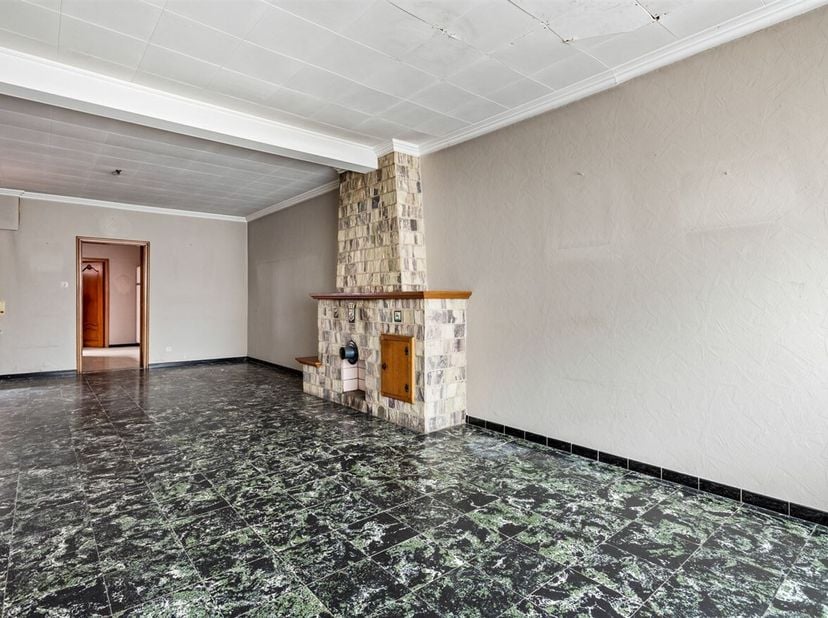 Totaal renovatie met veel mogelijkheden<br />
Ligging:<br />
De woning geniet een uitstekende bereikbaarheid: dicht bij de dorpskern, winkels en schol