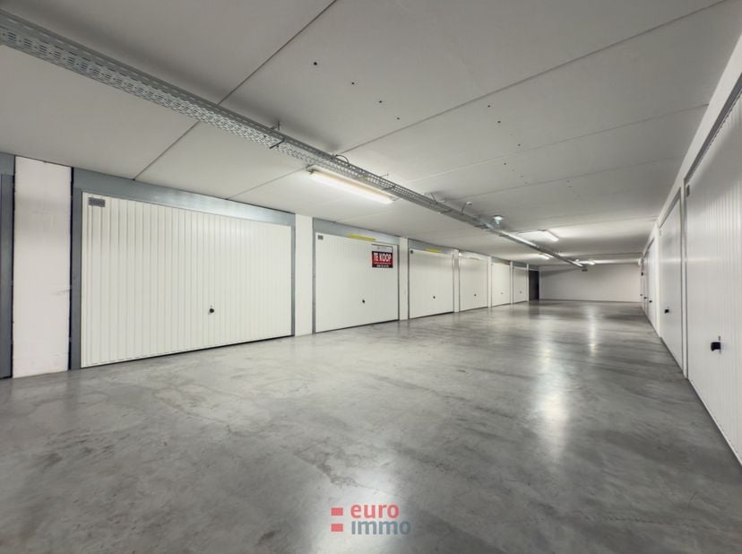Bent u al een tijd op zoek naar een vlot inrijdbare garagebox? Bent u het beu om op straat een plekje te moeten zoeken? Zijn de meeste garageboxen vee