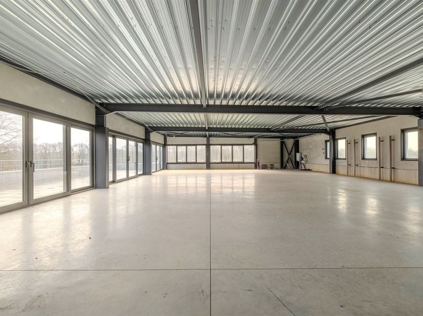 Ruime penthouse/bedrijfswoning van ca. 322 m² met terras. <br />
Magazijn 150 m² optioneel bij aan te kopen.<br />
<br />
Ligging: Deze ruime bedri