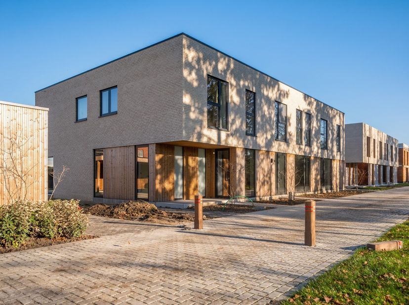 Op een prachtige en rustige locatie in Noorderwijk, vlakbij het centrum, winkels, scholen en openbaar vervoer, bevindt zich deze energiezuinige nieuwb