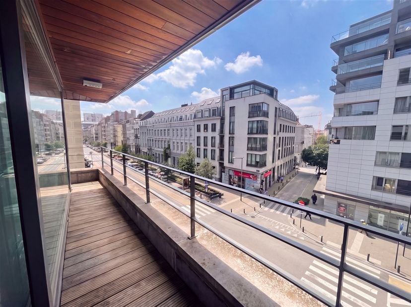 Dit recent gerenoveerde en instapklare hoek-appartement bevindt zich op de derde verdieping van residentie Jacqmain (bouwjaar 2008), centraal gelegen